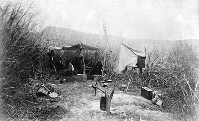 John Wesley Powells expeditionens första läger i pilträden vid Green River, Wyoming, 1871.